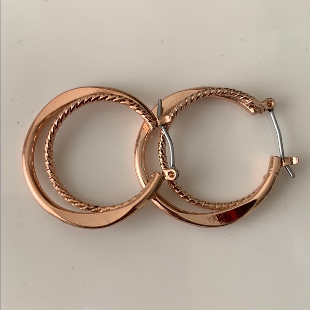Round earrings.🚨Price firm.